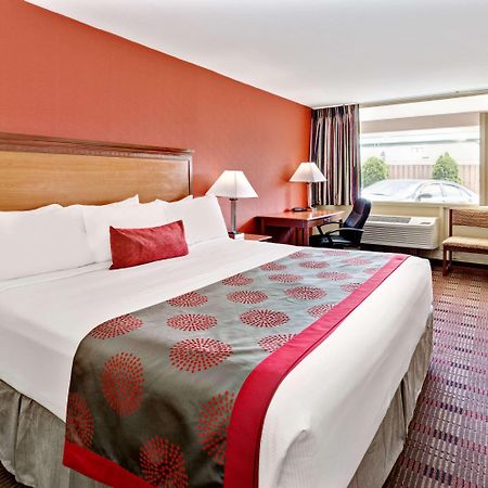 Ramada By Wyndham Baltimore West Buitenkant foto