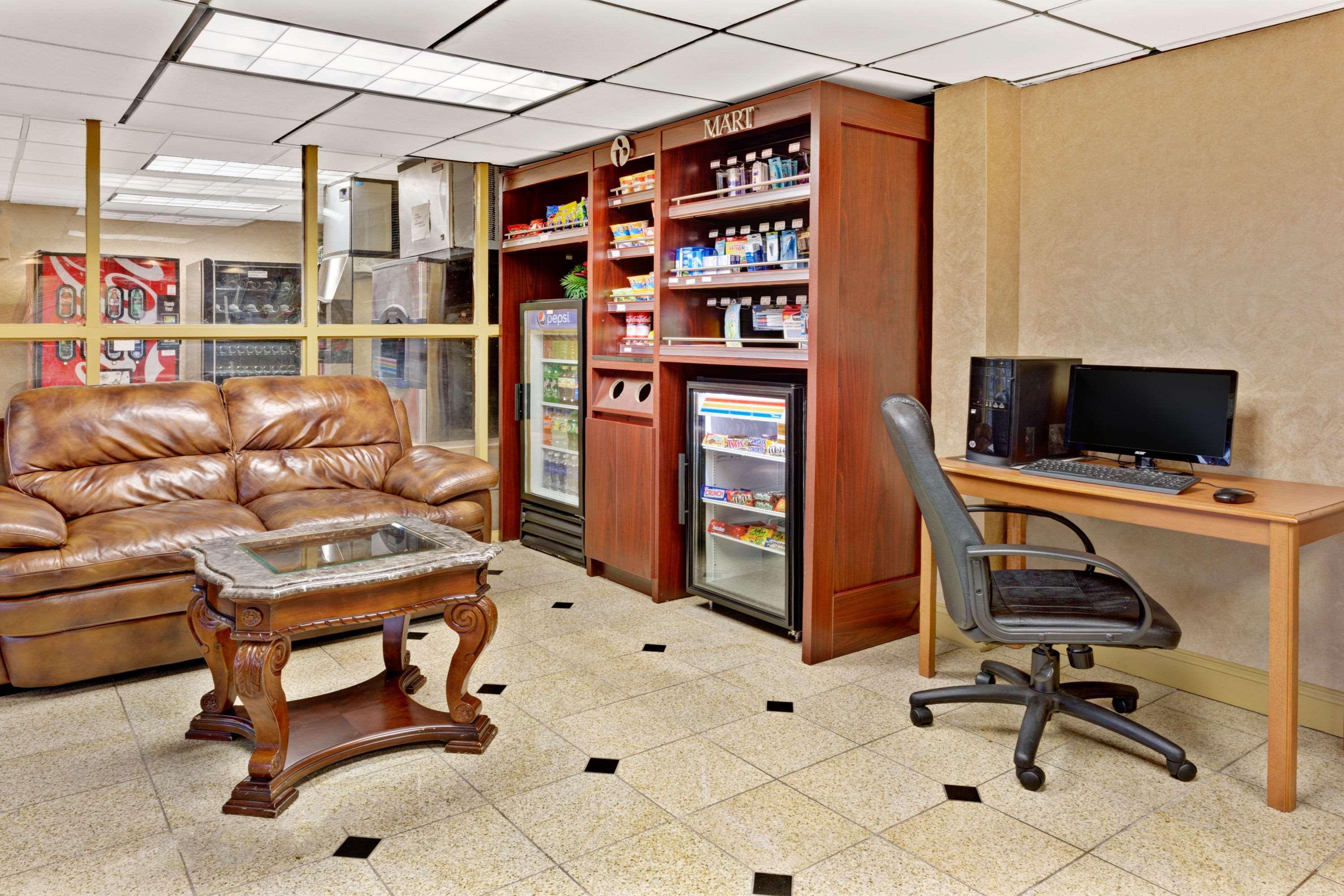 Ramada By Wyndham Baltimore West Buitenkant foto