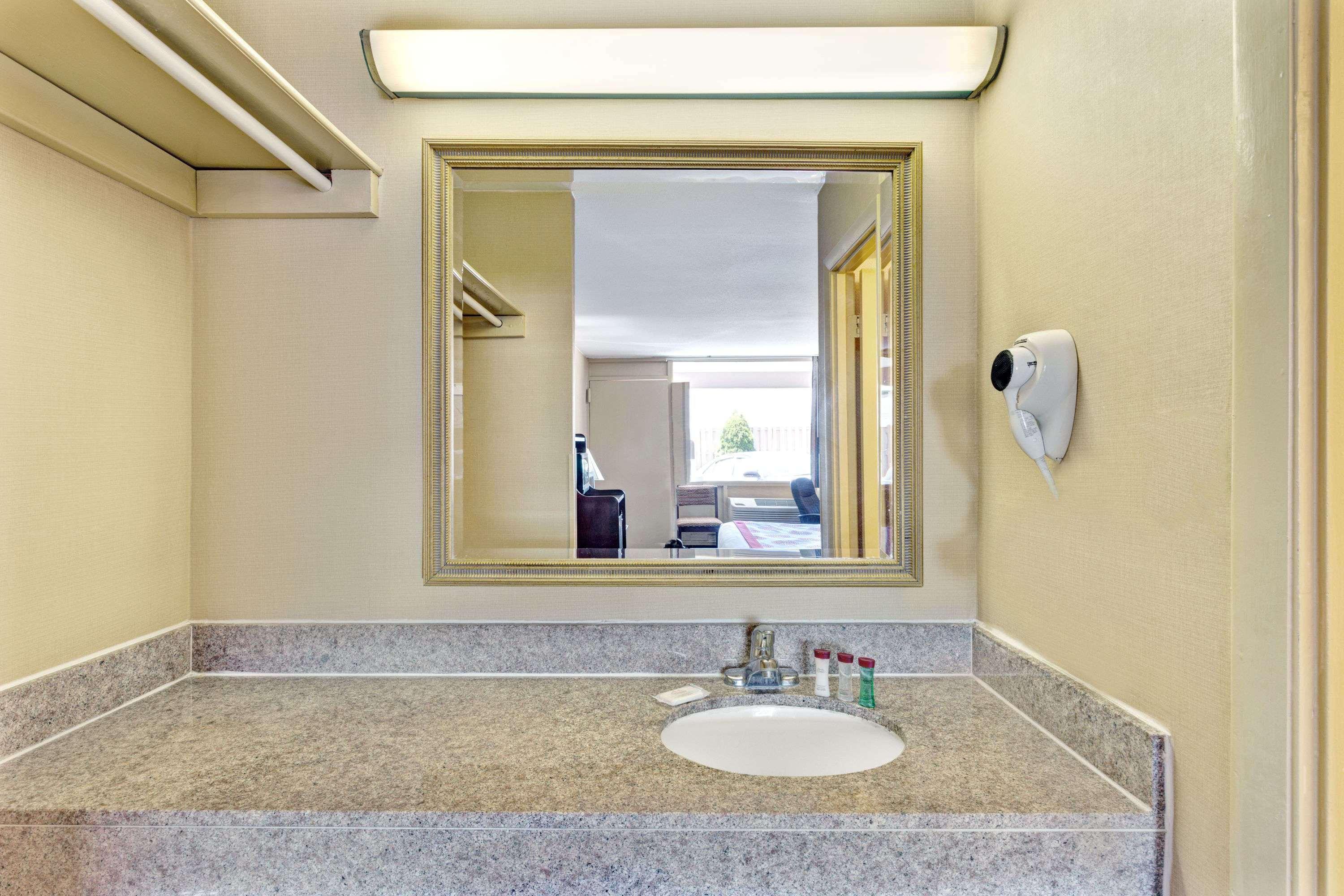 Ramada By Wyndham Baltimore West Buitenkant foto