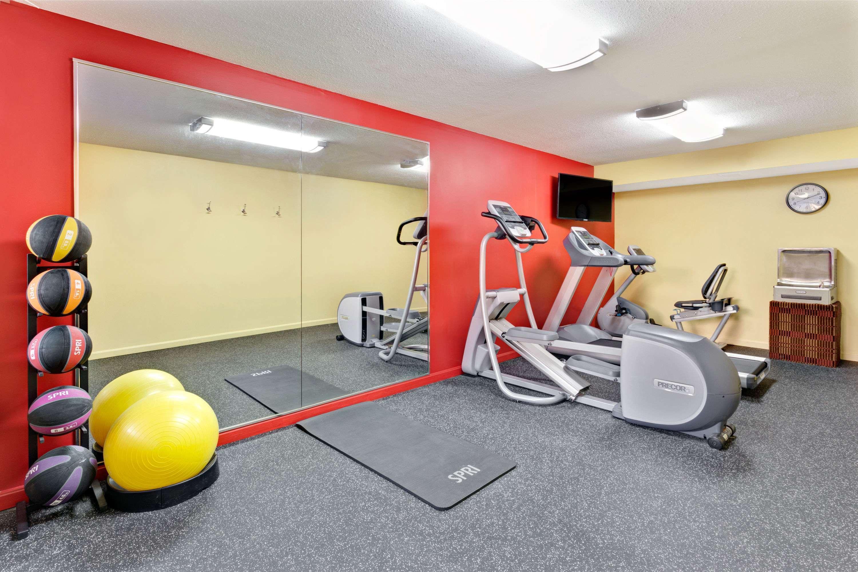Ramada By Wyndham Baltimore West Buitenkant foto